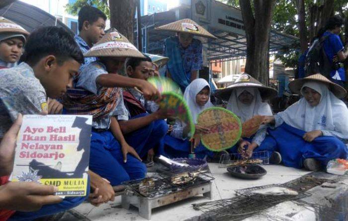 Siswa SMP di Sidoarjo Ajak Warga Beli Ikan Nelayan Siswa SMP di Sidoarjo Ajak Warga Beli Ikan Nelayan