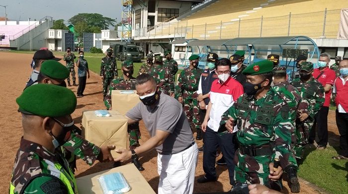 Bantu Tangani Covid di Madiun, Yayasan Buddha Tzu Chi Jatim Serahkan 35 Ton Beras dan 75 Ribu Masker