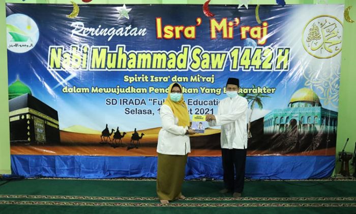 Hadiri Peringatan Isra Mikraj di SD Irada Gresik, Wabup Bu Min Ingatkan Jaga Salat Lima Waktu Hadiri Peringatan Isra Mikraj di SD Irada Gresik, Wabup Bu Min Ingatkan Jaga Salat Lima Waktu