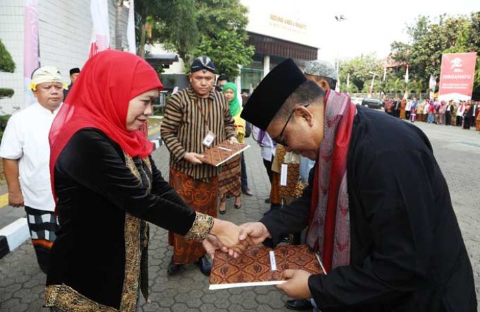 Mensos Pimpin Upacara 17 Agustus, Seluruh Pegawai Berbusana Adat Mensos Pimpin Upacara 17 Agustus, Seluruh Pegawai Berbusana Adat