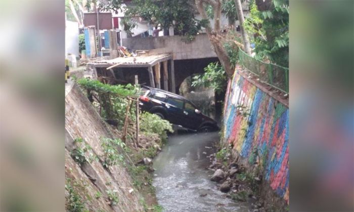 Ngebut, Pajero Nyemplung Kali di Junrejo Kota Batu