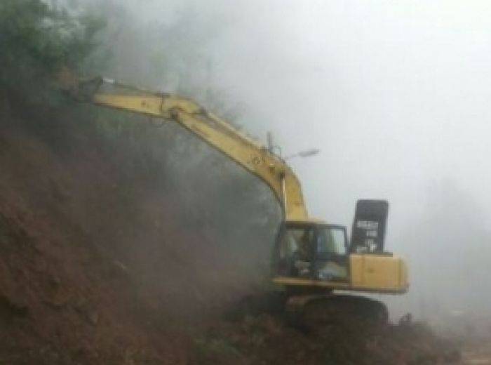 Cegah Longsor, Tebing Jalan MKP Pacet Dikepras