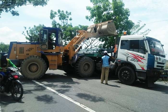 Truk Kelebihan Muatan, Ratusan Batang Besi Tumpah Membanjiri Jalan Pantura Tuban