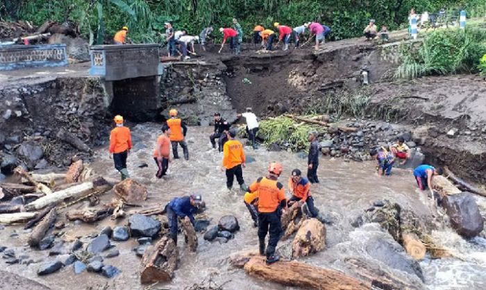 Banjir Bandang Bawa Material Batu dan Kayu Besar, BPBD Kesulitan Pembersihan Banjir Bandang Bawa Material Batu dan Kayu Besar, BPBD Kesulitan Pembersihan