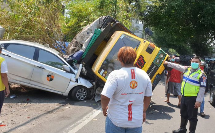 Kecelakaan di Medaeng Sidoarjo, Truk Tabrak Tiga Mobil Hingga Terguling Kecelakaan di Medaeng Sidoarjo, Truk Tabrak Tiga Mobil Hingga Terguling