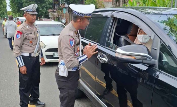 Polres Kediri Kota Imbau Pengguna Jalan untuk Keselamatan Arus Balik Liburan Polres Kediri Kota Imbau Pengguna Jalan untuk Keselamatan Arus Balik Liburan