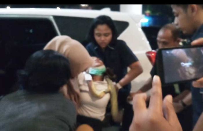Vanessa Angel Pingsan di Akhir Pemeriksaan, Kini Dibawa ke RS Bhayangkara Vanessa Angel Pingsan di Akhir Pemeriksaan, Kini Dibawa ke RS Bhayangkara