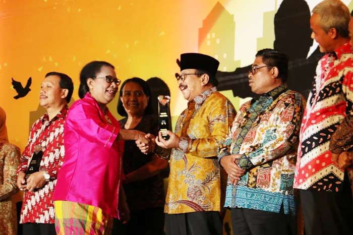 Pakde Karwo Terima Penghargaan Provinsi Penggerak Pengembangan KLA 2018 Pakde Karwo Terima Penghargaan Provinsi Penggerak Pengembangan KLA 2018