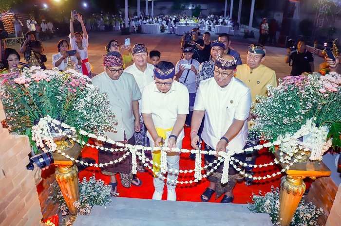 Resmikan Gedung Sekber PHDI, Pj Gubernur Jatim Ajak Umat Hindu Jaga Kondisivitas Pilkada Resmikan Gedung Sekber PHDI, Pj Gubernur Jatim Ajak Umat Hindu Jaga Kondisivitas Pilkada