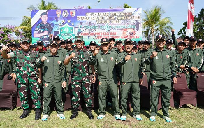 Pangdam V/Brawijaya Lepas Kontingen Sepak Bola Liga Santri Piala KSAD Pangdam V/Brawijaya Lepas Kontingen Sepak Bola Liga Santri Piala KSAD