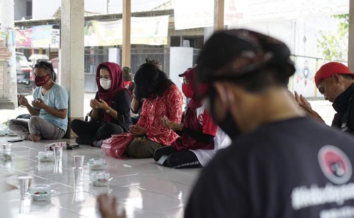 Relawan Militan Bersama BKN dan Sekretaris DPD PDIP Jatim Gelar Doa Bersama untuk Kelana-Astutik Relawan Militan Bersama BKN dan Sekretaris DPD PDIP Jatim Gelar Doa Bersama untuk Kelana-Astutik