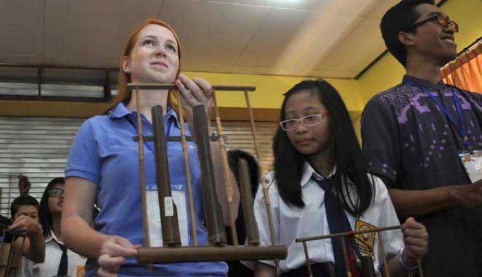 18 Negara Belajar Musik Angklung, Gamelan, dan Membatik 18 Negara Belajar Musik Angklung, Gamelan, dan Membatik