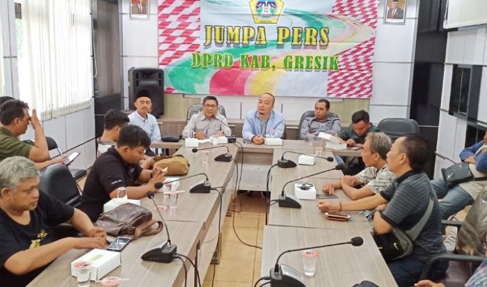 DPRD Gresik Perjuangkan Insentif Dokter Spesialis di Bawean Tembus Rp 75 Juta DPRD Gresik Perjuangkan Insentif Dokter Spesialis di Bawean Tembus Rp 75 Juta
