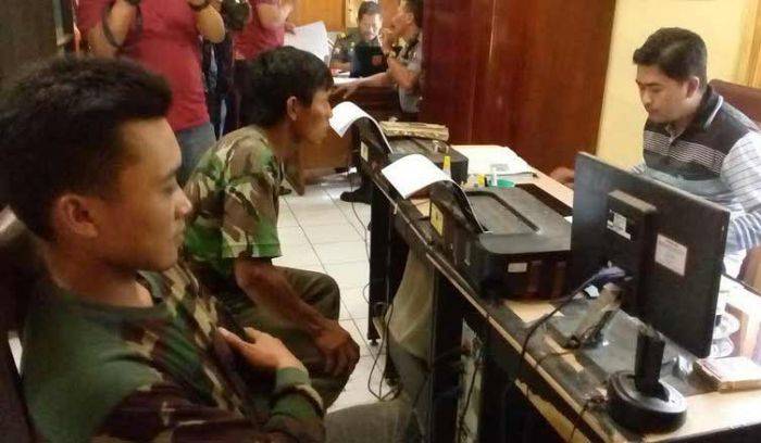 Dua Pemburu Kijang di Mojokerto Diringkus Polhut Dua Pemburu Kijang di Mojokerto Diringkus Polhut