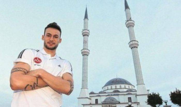 Pesepak Bola Muda Jerman Peluk Islam