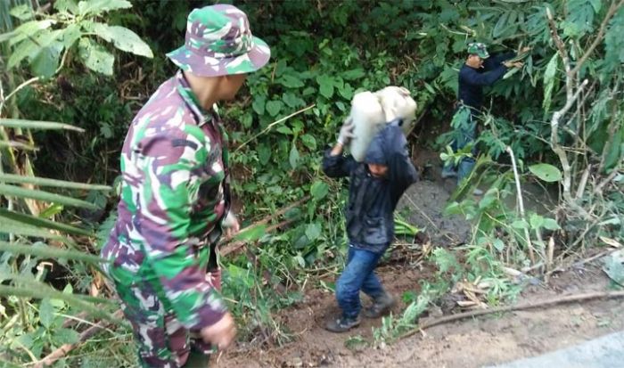 Khusnul Panggul Air Hingga ke Tengah Hutan, Demi Rabat Jalan Khusnul Panggul Air Hingga ke Tengah Hutan, Demi Rabat Jalan