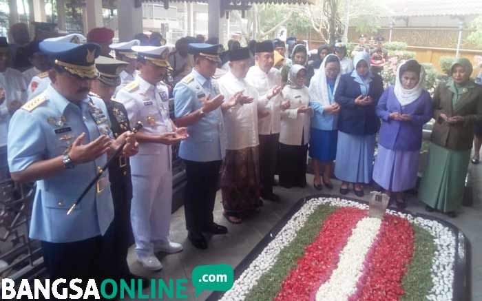 Panglima TNI Ziarah ke Makam Presiden ke-4 Indonesia Abdurrahman Wahid Panglima TNI Ziarah ke Makam Presiden ke-4 Indonesia Abdurrahman Wahid