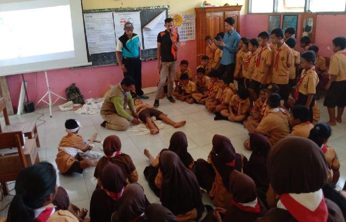 FPRB Kediri Latih Murid SDN Jabon Penanganan Korban Bencana