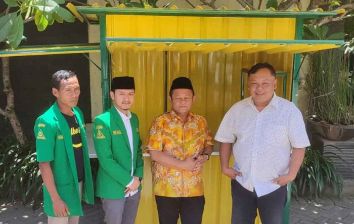 Gelar Sosialisasi Kereta Cepat di Kediri, Anggota DPR RI ini Serahkan Rombong ke Ketua GP Ansor Gelar Sosialisasi Kereta Cepat di Kediri, Anggota DPR RI ini Serahkan Rombong ke Ketua GP Ansor