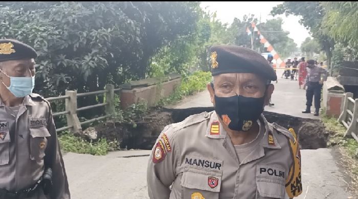Jembatan Penghubung Pare-Kepung Kediri Putus Tergerus Air Jembatan Penghubung Pare-Kepung Kediri Putus Tergerus Air