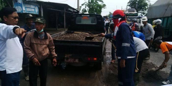 Jalan Rusak Parah, Warga Cerme Hentikan Mobdin Bupati Gresik