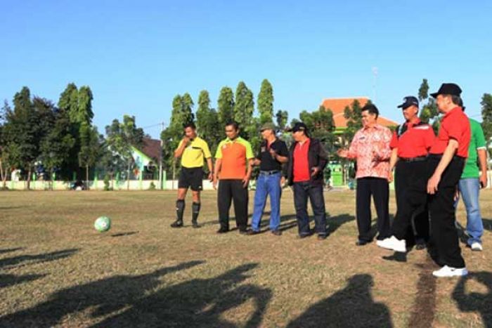Buka Pertandingan Bola, Wali Kota Mojokerto Tekankan Sportivitas