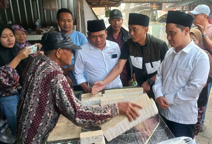 Kampanye Pasangan Mubarok, Gus Barra Borong Dagangan di Pasar Tangunan Kampanye Pasangan Mubarok, Gus Barra Borong Dagangan di Pasar Tangunan