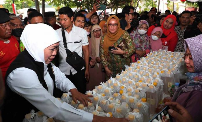 Stabilkan Harga Bahan Pokok, Gubernur Khofifah Gelar Operasi Pasar Murah di Madiun Stabilkan Harga Bahan Pokok, Gubernur Khofifah Gelar Operasi Pasar Murah di Madiun