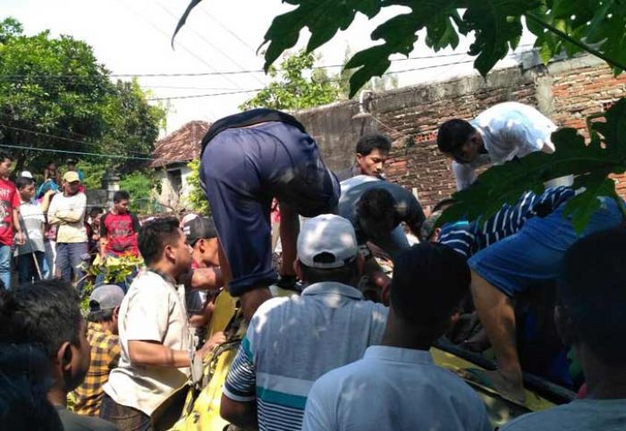 Diduga Rem Blong, Truck Colt Diesel Tabrak Kandang Ayam di Rengel