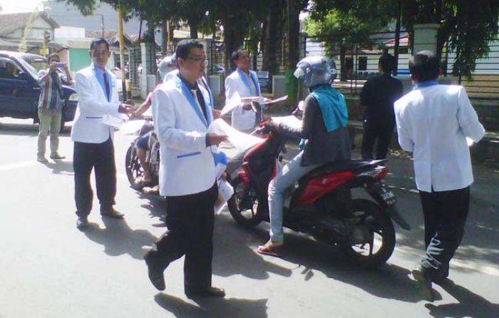 Ajak Gemar Membaca, IGI Sumenep bagi-bagi Selebaran Ajak Gemar Membaca, IGI Sumenep bagi-bagi Selebaran