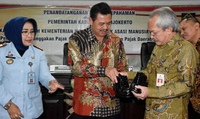 Pemkab Mojokerto MoU dengan Kemenkum HAM Jatim, Ini Sanksi Bagi Penunggak Pajak di atas Rp 100 Juta Pemkab Mojokerto MoU dengan Kemenkum HAM Jatim, Ini Sanksi Bagi Penunggak Pajak di atas Rp 100 Juta