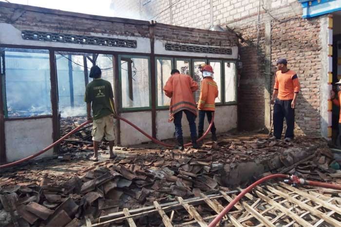 Rumah Nenek 80 Tahun di Sambeng Ludes Terbakar