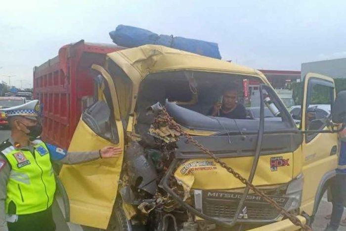 Hantam Pantat Truk Tronton, Dump Truck di Tol Waru-Sidoarjo Ringsek Hantam Pantat Truk Tronton, Dump Truck di Tol Waru-Sidoarjo Ringsek