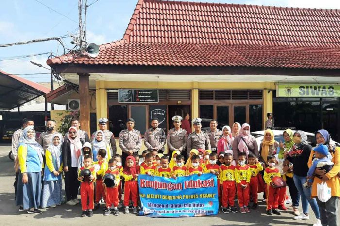 Kenalkan Rambu Lalu Lintas, TKB Melati Gelar Kunjungan Edukasi ke Polres Ngawi Kenalkan Rambu Lalu Lintas, TKB Melati Gelar Kunjungan Edukasi ke Polres Ngawi