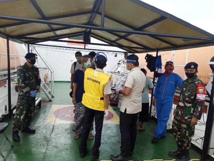 Cegah Covid-19, Lanal Tolitoli Dukung Satgas Periksa ABK dan Penumpang Kapal Cegah Covid-19, Lanal Tolitoli Dukung Satgas Periksa ABK dan Penumpang Kapal