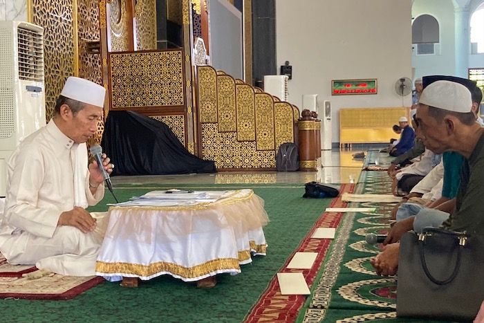 Masjid Al-Akbar Terima Dua Orang Berikrar Syahadat, KH Syarifuddin: Hijrah Harus Sungguh-Sungguh Masjid Al-Akbar Terima Dua Orang Berikrar Syahadat, KH Syarifuddin: Hijrah Harus Sungguh-Sungguh