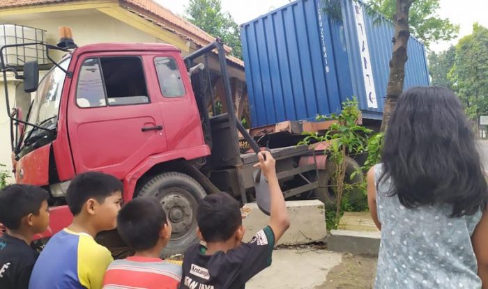 Pecah Ban, Truk Kontainer Nyelonong Gasak Dua Motor dan Mushola di Jombang Pecah Ban, Truk Kontainer Nyelonong Gasak Dua Motor dan Mushola di Jombang