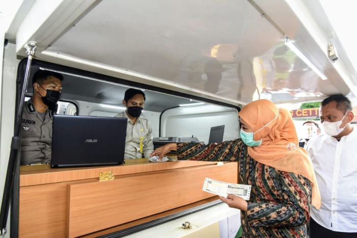 Khofifah Apresiasi, Kontribusi Rp 1,45 T ke PAD Jatim, 3 Juta Orang Manfaatkan Diskon Pajak Khofifah Apresiasi, Kontribusi Rp 1,45 T ke PAD Jatim, 3 Juta Orang Manfaatkan Diskon Pajak