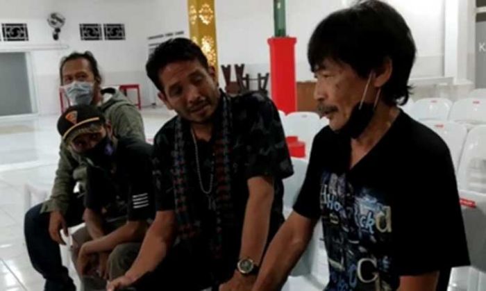 Warga Banyuwangi Menolak Istrinya Dimakamkan secara Covid-19, karena Dua Kali Tes Swab Negatif Warga Banyuwangi Menolak Istrinya Dimakamkan secara Covid-19, karena Dua Kali Tes Swab Negatif