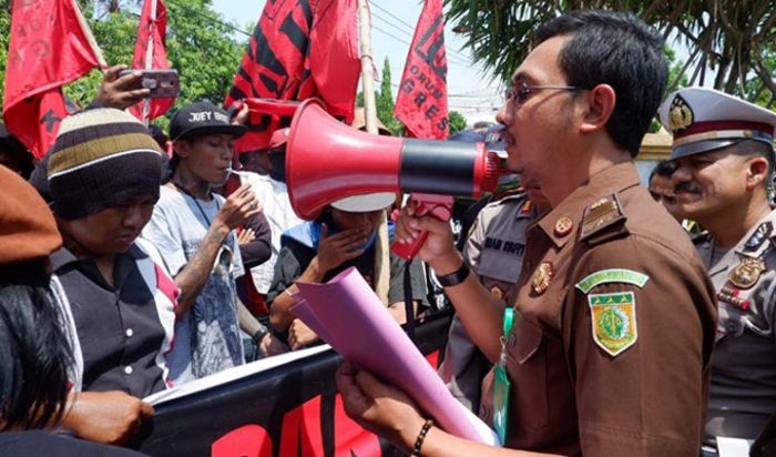 Demo Kejari Gresik, Forkot Desak Semua Pelaku Korupsi Intensif Pajak BPPKAD Ditangkap Demo Kejari Gresik, Forkot Desak Semua Pelaku Korupsi Intensif Pajak BPPKAD Ditangkap