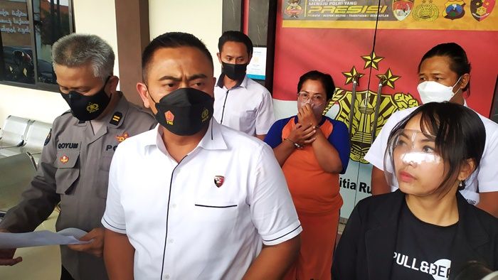 Tipu Warga dengan Modus Minyak Goreng Murah Bermerek, Ibu Rumah Tangga di Jombang Diamankan Polisi Tipu Warga dengan Modus Minyak Goreng Murah Bermerek, Ibu Rumah Tangga di Jombang Diamankan Polisi