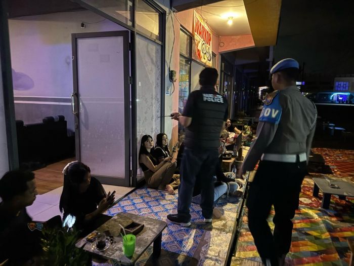 Razia Kamtibmas Gabungan, Polres Pasuruan Temukan Sajam dan Miras di Warkop 9 Gempol Razia Kamtibmas Gabungan, Polres Pasuruan Temukan Sajam dan Miras di Warkop 9 Gempol