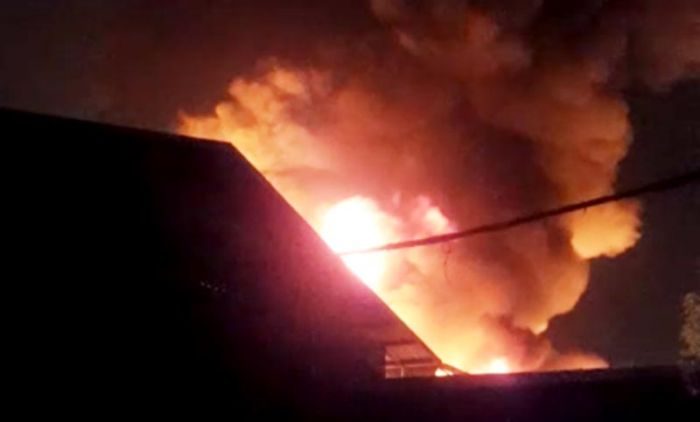 Diduga Akibat Korsleting Listrik, Pabrik Plastik di Wonoayu yang Terbakar Hebat Semalam Diduga Akibat Korsleting Listrik, Pabrik Plastik di Wonoayu yang Terbakar Hebat Semalam