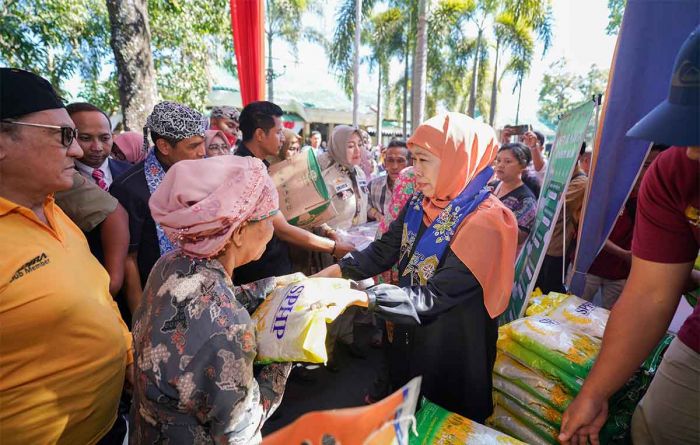 IKA Unair Gelar Bazar Murah di Bondowoso, Khofifah Bagikan Beras dan Telur IKA Unair Gelar Bazar Murah di Bondowoso, Khofifah Bagikan Beras dan Telur
