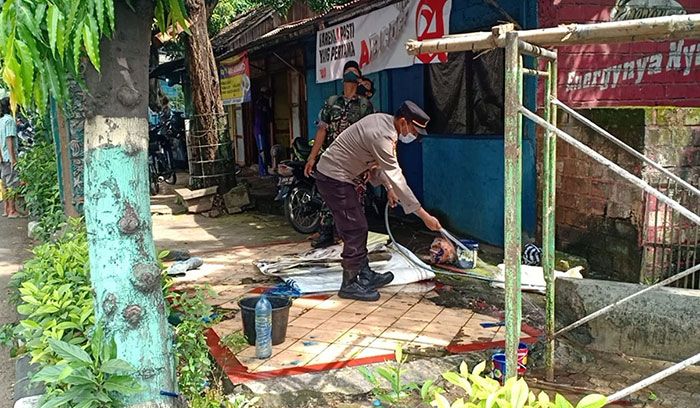 Kesetrum dan Terjatuh, Tukang Cat Papan Reklame di Tuban Tewas Kesetrum dan Terjatuh, Tukang Cat Papan Reklame di Tuban Tewas