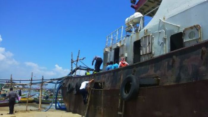 Nelayan Jenu, Tuban Keluhkan Kapal Tugboat yang Terdampar Nelayan Jenu, Tuban Keluhkan Kapal Tugboat yang Terdampar