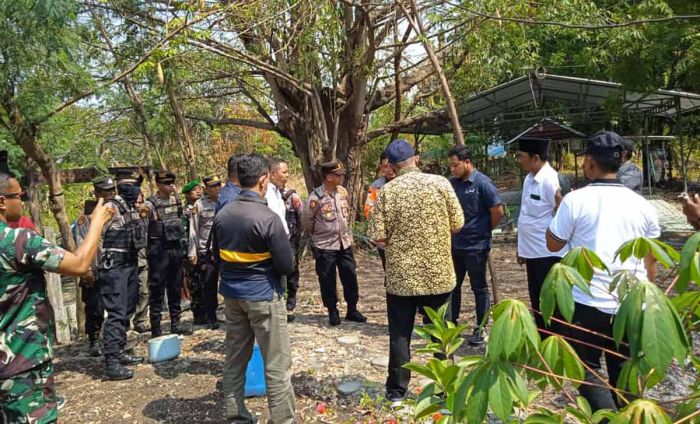 Muspika Kecamatan Manyar Bongkar Makam Ilegal di Desa Suci