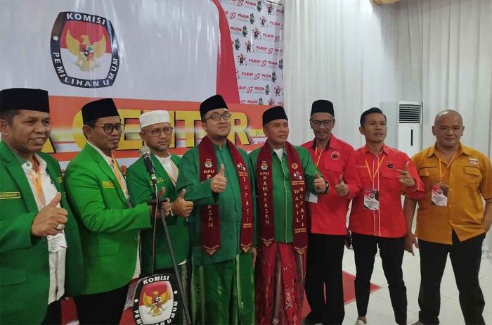 RKH Muhammad Baqir Aminatullah-Taufadi Daftar ke KPU Pamekasan RKH Muhammad Baqir Aminatullah-Taufadi Daftar ke KPU Pamekasan