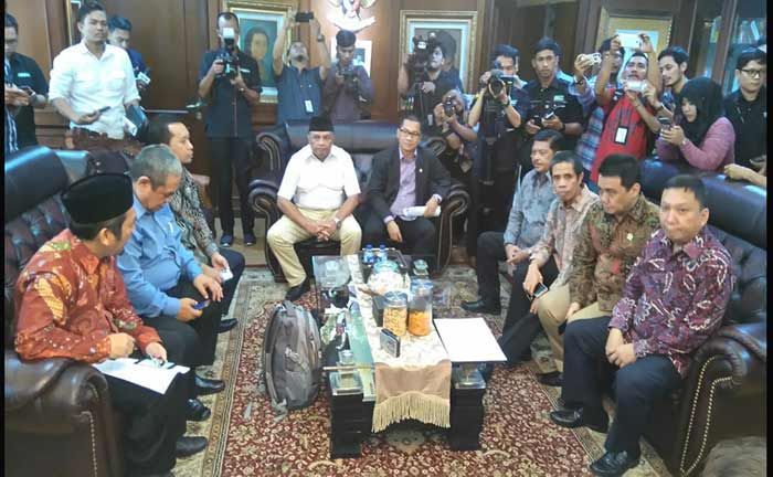 Gerindra dan PKB Usulkan Hak Angket Ahok Gate, Jokowi Instruksikan Mendagri Minta Fatwa MA Gerindra dan PKB Usulkan Hak Angket Ahok Gate, Jokowi Instruksikan Mendagri Minta Fatwa MA