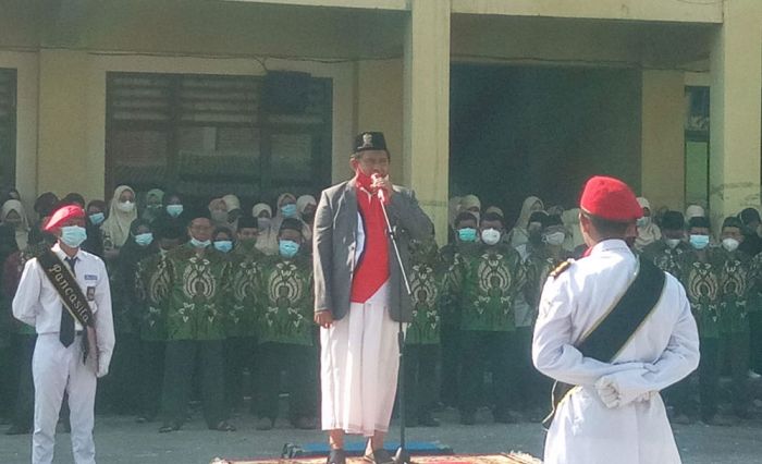 Pakai Sarung, Kiai Mulyadi Pimpin Upacara Peringatan HUT RI ke-76 di Ponpes Darul Ihsan